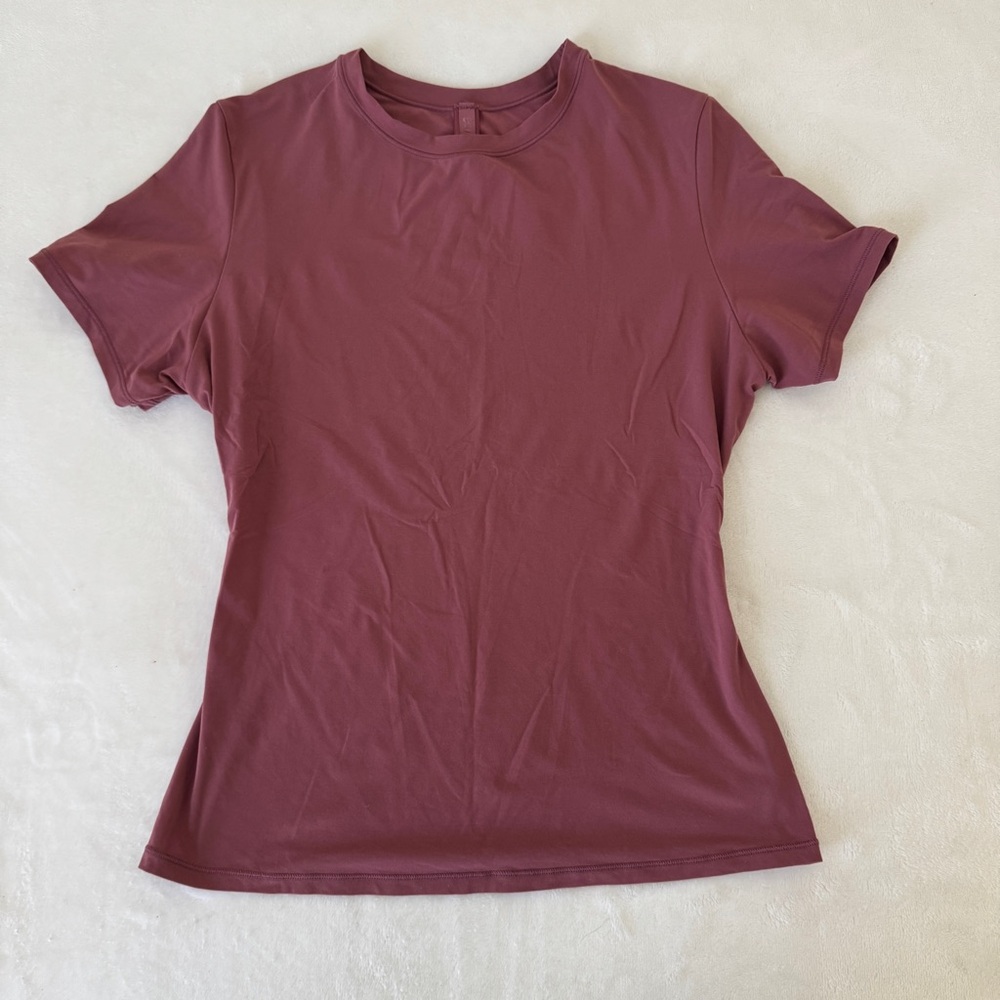 SKIMS Short Sleeve Tee in color beet